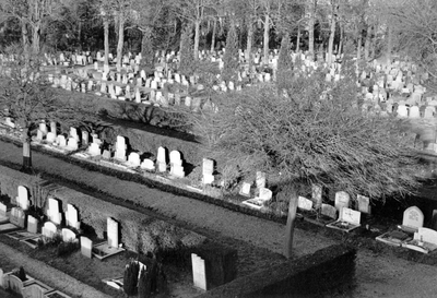 848418 Afbeelding van rijen graven op de 2e Algemene Begraafplaats Kovelswade (Koningsweg), vanaf het viaduct in de ...